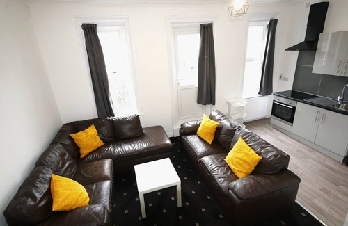 Boscombe Apartment | The Grey Hazel 4 Bedroom Flat with Balcony