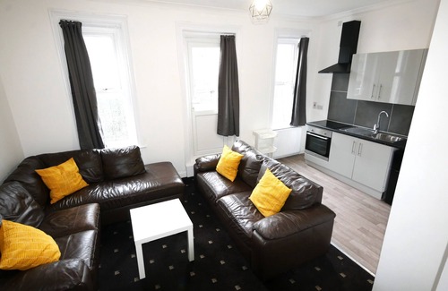 Boscombe Apartment | The Grey Hazel 4 Bedroom Flat with Balcony