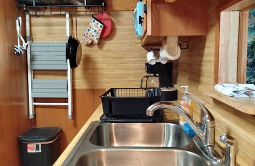 Big Island House | The Groovy Getaway close to James River | Trails