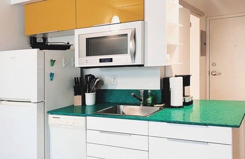 Jefferson Park Apartment | The Groovy Getaway
