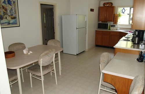 Port Alberni Cottage | "The Guest House" on beautiful Sproat Lake!