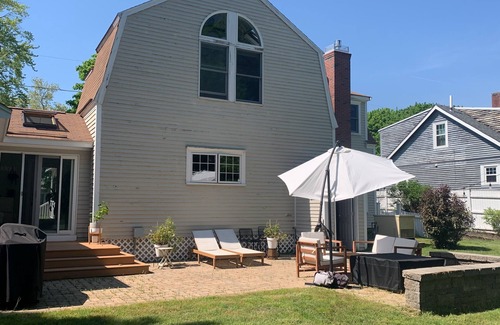 Hampton House | "The Hampton", Modern Coastal Charm. 3BR, 5-minute drive to the beach.