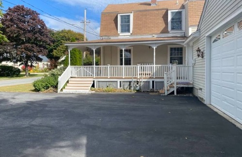 Hampton House | "The Hampton", Modern Coastal Charm. 3BR, 5-minute drive to the beach.
