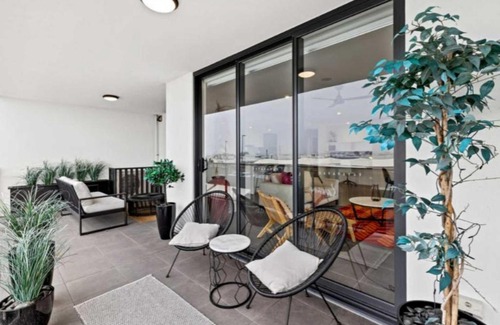 Buddina Apartment | The 'Hedge' Apartment- Heart of Buddina