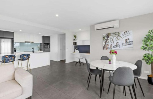 Buddina Apartment | The 'Hedge' Apartment- Heart of Buddina