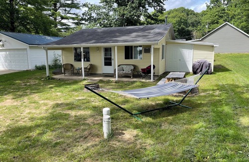 Le Roy Cottage | The Hidden Gem - a tranquil relaxing Lake cottage!