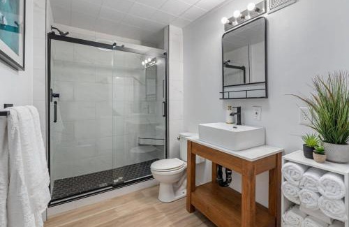 Sylvan Lake Apartment | The Hidden Loft I 5-min Walk 2 Beach I DT I 55 TV