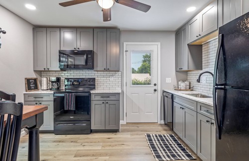 Farmington House | "The Hideaway 1" Charming 2-bedroom house with WiFi, AC in fabulous Farmington