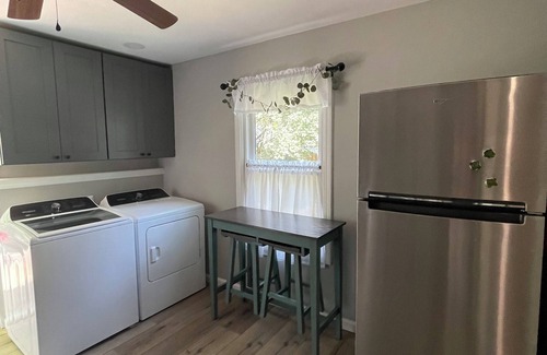 Farmington House | "The Hideaway 2" Charming 2-bedroom house in delightful Farmington with WiFi, AC