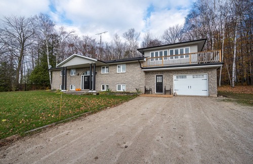 Georgian Bluffs House | The Hideaway - 35 Acres with Hot Tub, Fire Pit, & BBQ