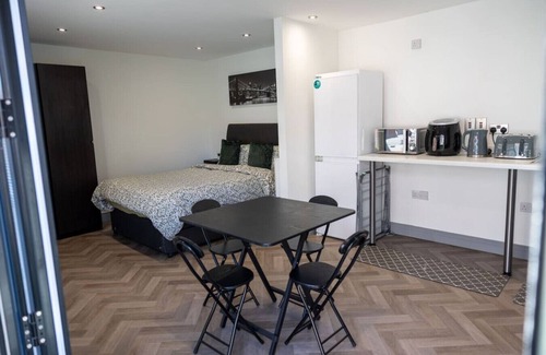 Ashton-under-Lyne House | The Hideaway -Ideal Summer house