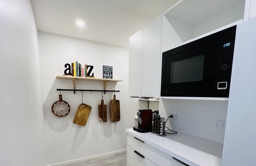 Waverley House | The Hideaway - Waipipi Beach - Waverley - Couples Retreat with Hot Tub