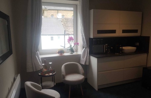 Ainley Top Bed & Breakfast | The Highgate Executive Lets/En-suite studios
