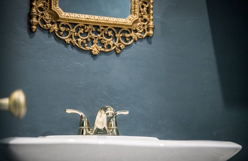 Clinton Bed & Breakfast | The Historical Redland Theater 2 will take you back to the 1920's.