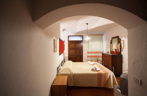 Villanova Monteleone Bed & Breakfast | THE HOUSE OF ROSES INDEPENDENT ROOMS WITH PRIVATE BATHROOM