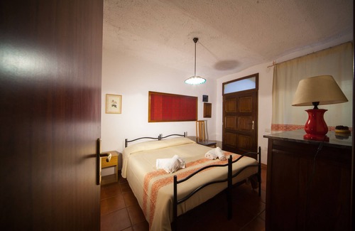 Villanova Monteleone Bed & Breakfast | THE HOUSE OF ROSES INDEPENDENT ROOMS WITH PRIVATE BATHROOM