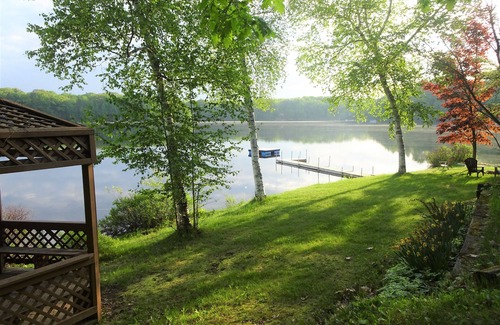 Le Roy House | The Hydeaway at Sunrise Lake - large lakefront family vacation home, sleeps 13