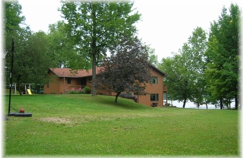 Le Roy House | The Hydeaway at Sunrise Lake - large lakefront family vacation home, sleeps 13
