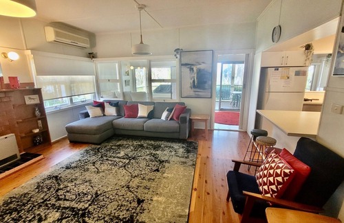 Sanctuary Point House | The Ideal Spot- Pet Friendly Waterfront with Retro Styling