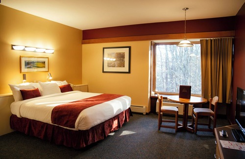 Bernardston Hotel | The Inn At Crumpin Fox