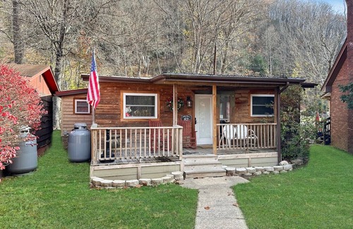 Maggie Valley Cabin | The Jeffery House-Creekside!