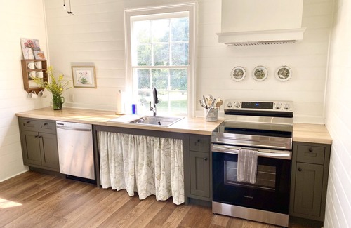 Keeling House | The Jones House: 5 min to VIR, historic 4-bedroom home