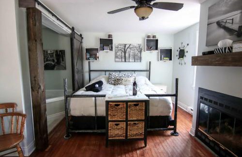 Bracebridge Apartment | The Jypsy Inn - Tuxedo Room Muskoka