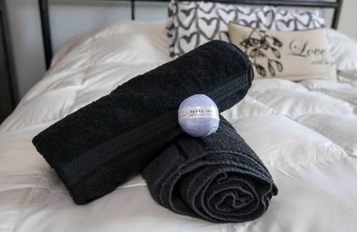 Bracebridge Apartment | The Jypsy Inn - Tuxedo Room Muskoka