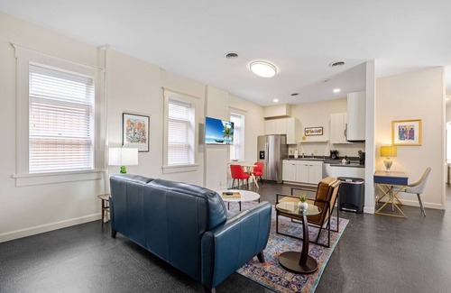East Market District Condo | The Kentucky Mule-Huge 1BR/Stay Nulu Marketplace