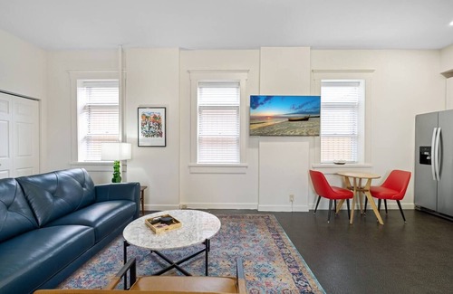East Market District Condo | The Kentucky Mule-Huge 1BR/Stay Nulu Marketplace