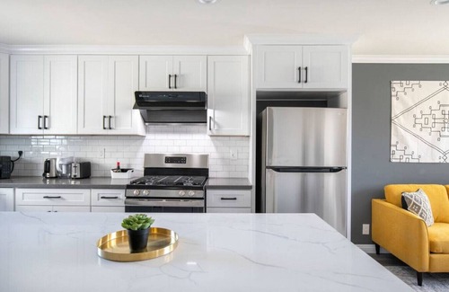South San Gabriel House | The LA Marvel: 2-Bedroom Enchantment - Lightning-Fast Internet, Central AC, and LA's Wonders Within Reach.