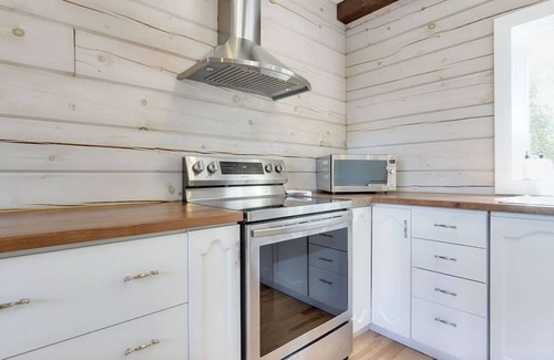 Pontiac House | The Lake Escape - Waterfront, Hot tub, Sleeps 14!