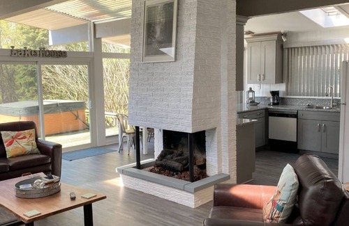 Stevensville House | The Lake House ~On~ Sunset Path w/private beach access, pool, hot tub & WIFI