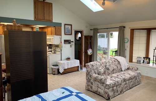 Bonney Lake Cottage | The Lake Tapps Bungalow