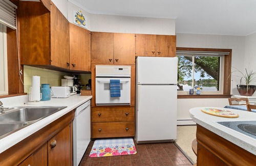 Hartford House | The Lakehouse - Entire Home & Private Lakeshore