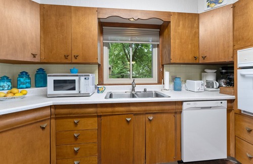 Hartford House | The Lakehouse - Entire Home & Private Lakeshore