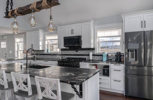 Niagara County House | The Lakeshore Cottage by Sul Lago