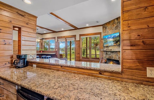 Lindale Condo | The Lakeside Giddy Up Getaway - Explore Lindale's Wineries and Canton Trade Days