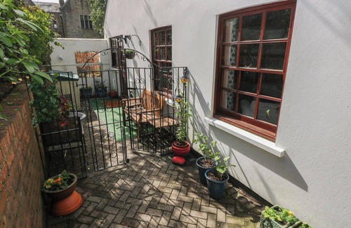 St. Fagans Cottage | The Laurels Flat