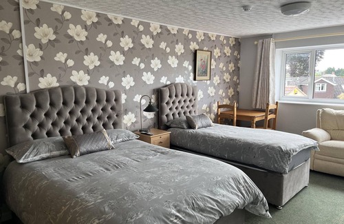Ashcott Bed & Breakfast | The Lawns Tea Room and B&B