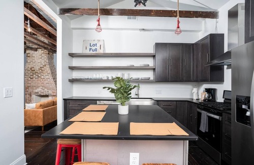 Radcliffeborough Apartment | The Lawrence Suite: Modern Charleston Gem