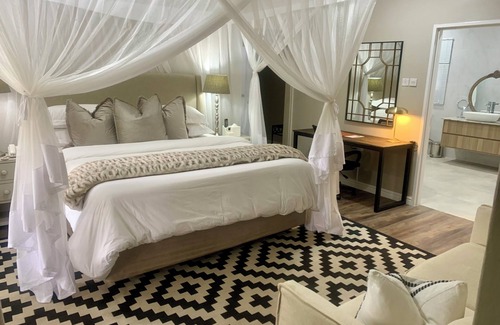 Blantyre Bed & Breakfast | The Leslie - Bed & Breakfast