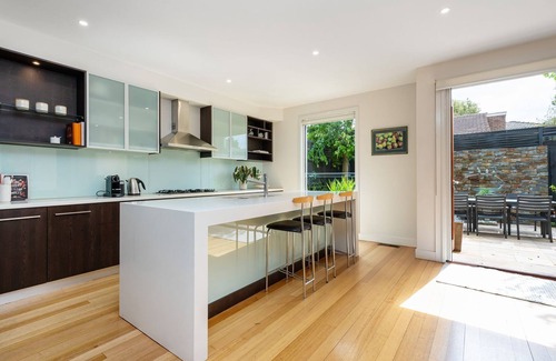 Glen Iris House | The Light House - Close to Harold Holt Swim Centre