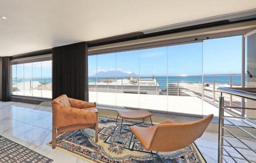 Bloubergstrand House | The Lighthouse - Beachfront