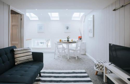 Tavistock Apartment | The Lighthouse, Boutique apartment in the town centre - Starlink Wi-Fi
