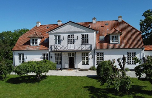 Kirke Saaby House | The Lille Slot country house, built at the beginning of the 19th century.