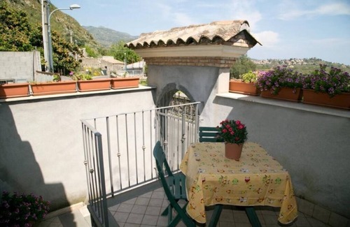 Calatabiano House | The "Little House" a stone's throw from the sea and Taormina