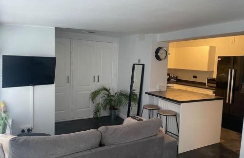 Penarth Apartment | The Little Lodge - seaside town of Penarth nr Cardiff