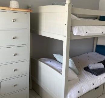 Par House | The Little Seahorse - Newly Renovated Cottage 5mins Walk The Beach with Hot Tub