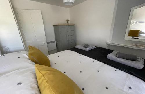 Par House | The Little Seahorse - Newly Renovated Cottage 5mins Walk The Beach with Hot Tub